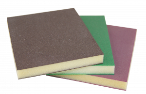 Langlebiges doppelseitiges Schleifmittel auf Schaumstoffträger für schwer zu erreichende Stellen. Anwendbar für Grundierfüller und Zwischenschliff von Lacken.